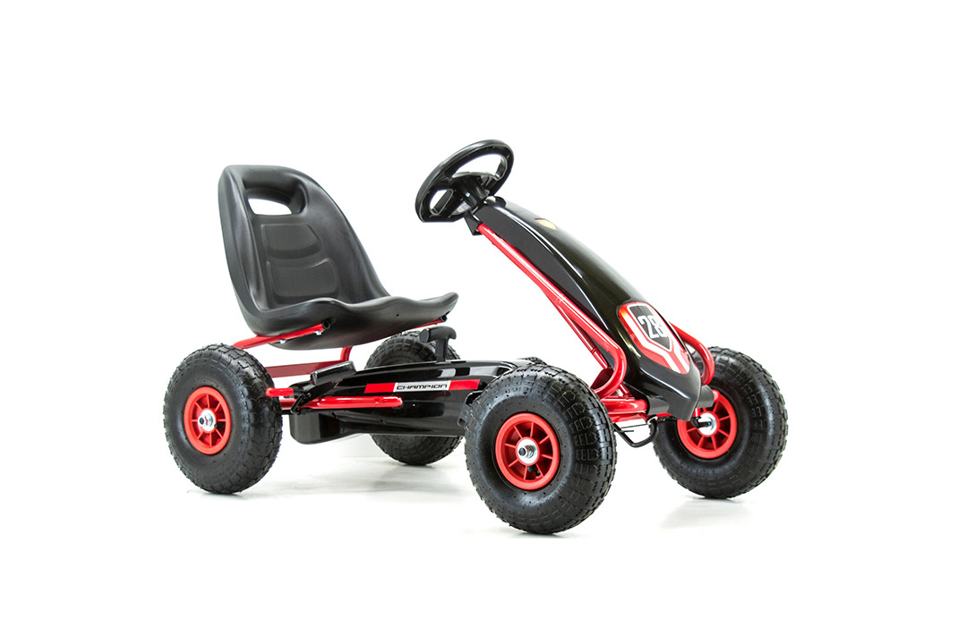 Czarny gokart na pedały z czerwonymi akcentami i numerem 28 na białym tle.