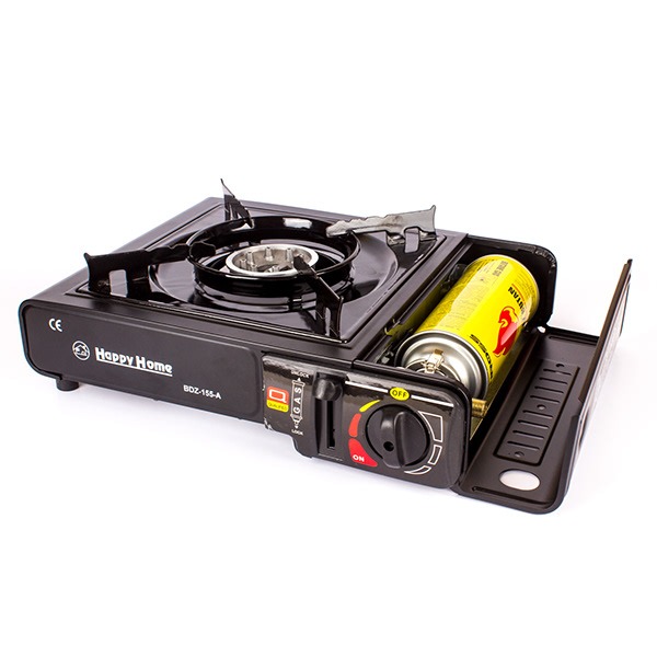 Czarna, przenośna kuchenka gazowa z żółtą butlą z gazem w otwartej komorze, widoczne pokrętło regulacji płomienia.