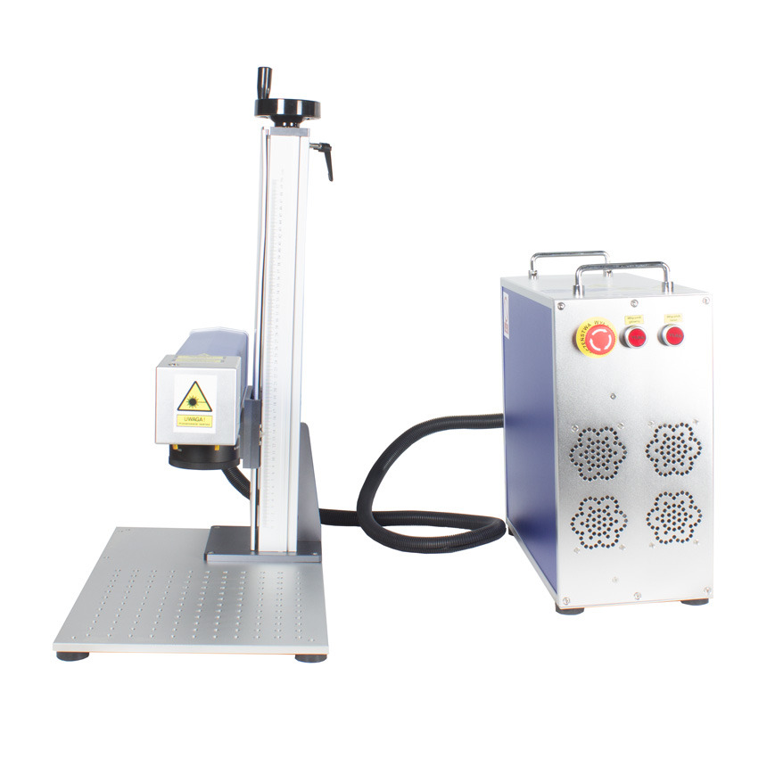 Srebrna maszyna do znakowania laserowego z czarnym przewodem i niebiesko-srebrną obudową sterującą z przyciskami bezpieczeństwa i otworami wentylacyjnymi.