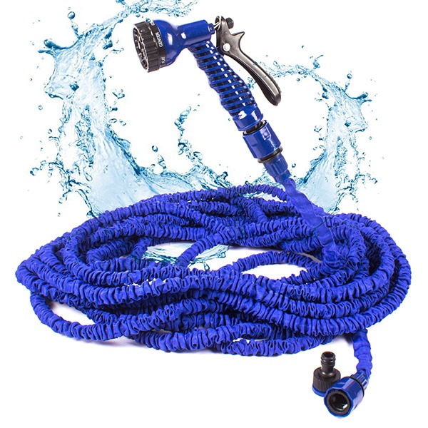 Niebieski, rozciągliwy wąż ogrodowy z dyszą wielostrumieniową i szybkozłączkami, zwinięty na białym tle z efektem rozpryskującej się wody.