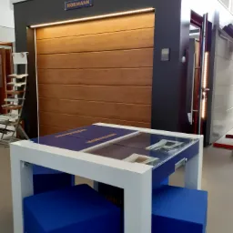 Ekspozycja bramy garażowej segmentowej z drewnianym panelem, oświetleniem LED i logo producenta Hormann, prezentowana na tle innych drzwi i mebli ekspozycyjnych w salonie sprzedaży.
