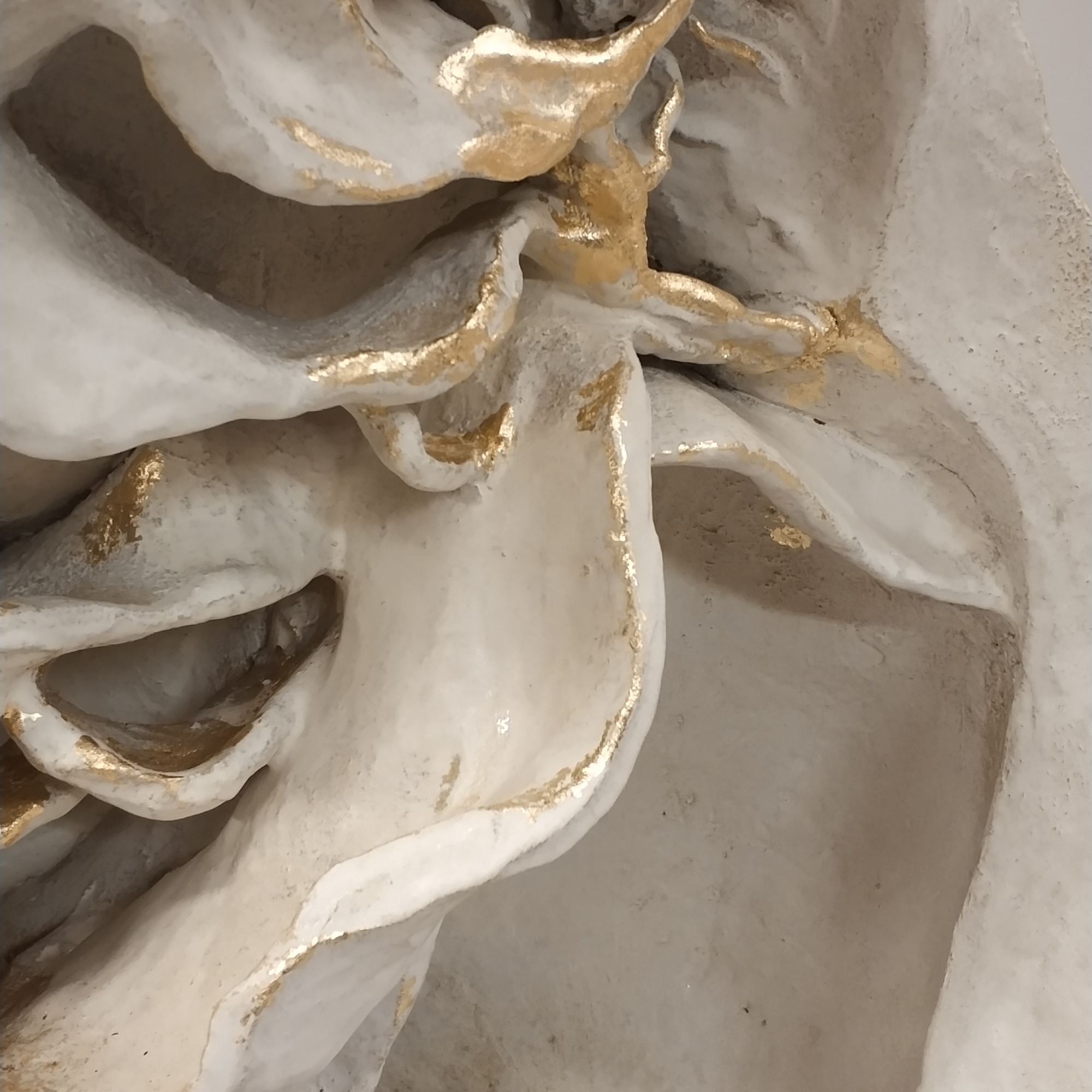 ceramika, fragment większej rzeźby, glina szamotowa, szkliwo, płatki szlag-metalu