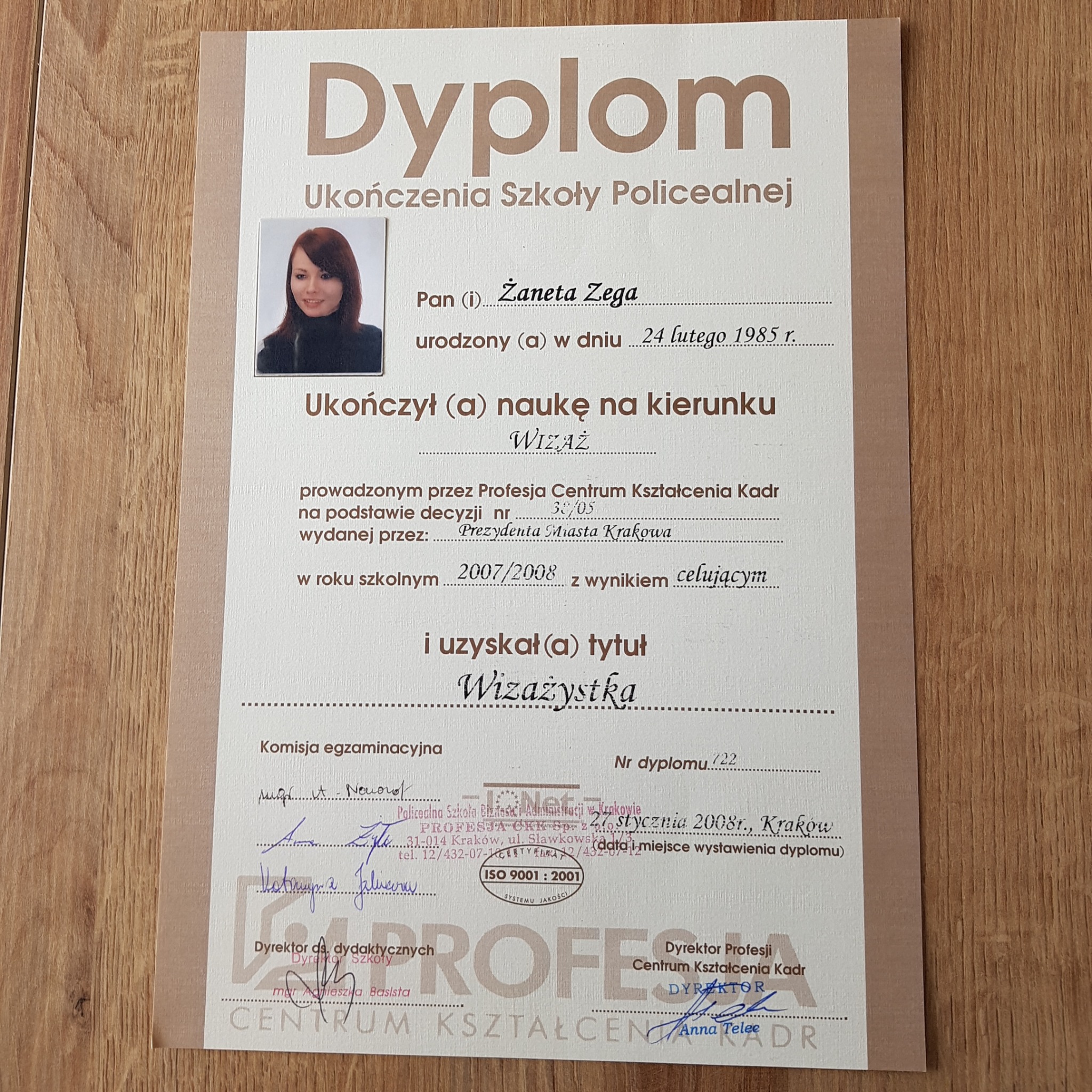 Skan dyplomu ukończenia szkoły policealnej wizażu, z imieniem i nazwiskiem Żaneta Zega, datą urodzenia, nazwą szkoły Profesja Centrum Kształcenia Kadr, datą wydania 27 stycznia 2008r. oraz zdjęciem...