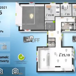 Interfejs użytkownika systemu zarządzania domem, wyświetlający plan mieszkania z temperaturami w poszczególnych pomieszczeniach, status bramy garażowej i furtki oraz informację o obecności.