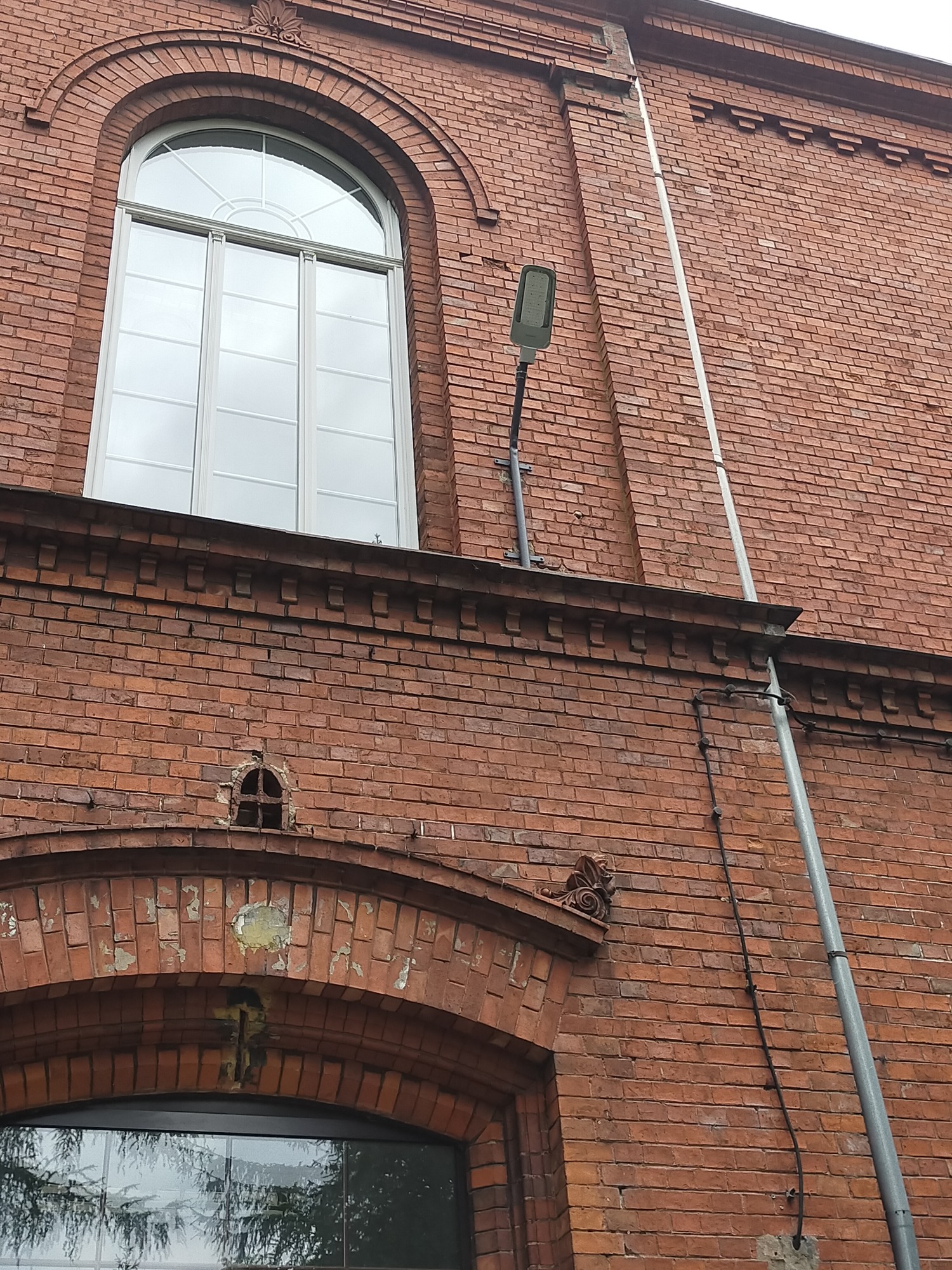 Wymiana oświetlenie zewnętrznego w Liceum ogólnokształcącym w Sławnie