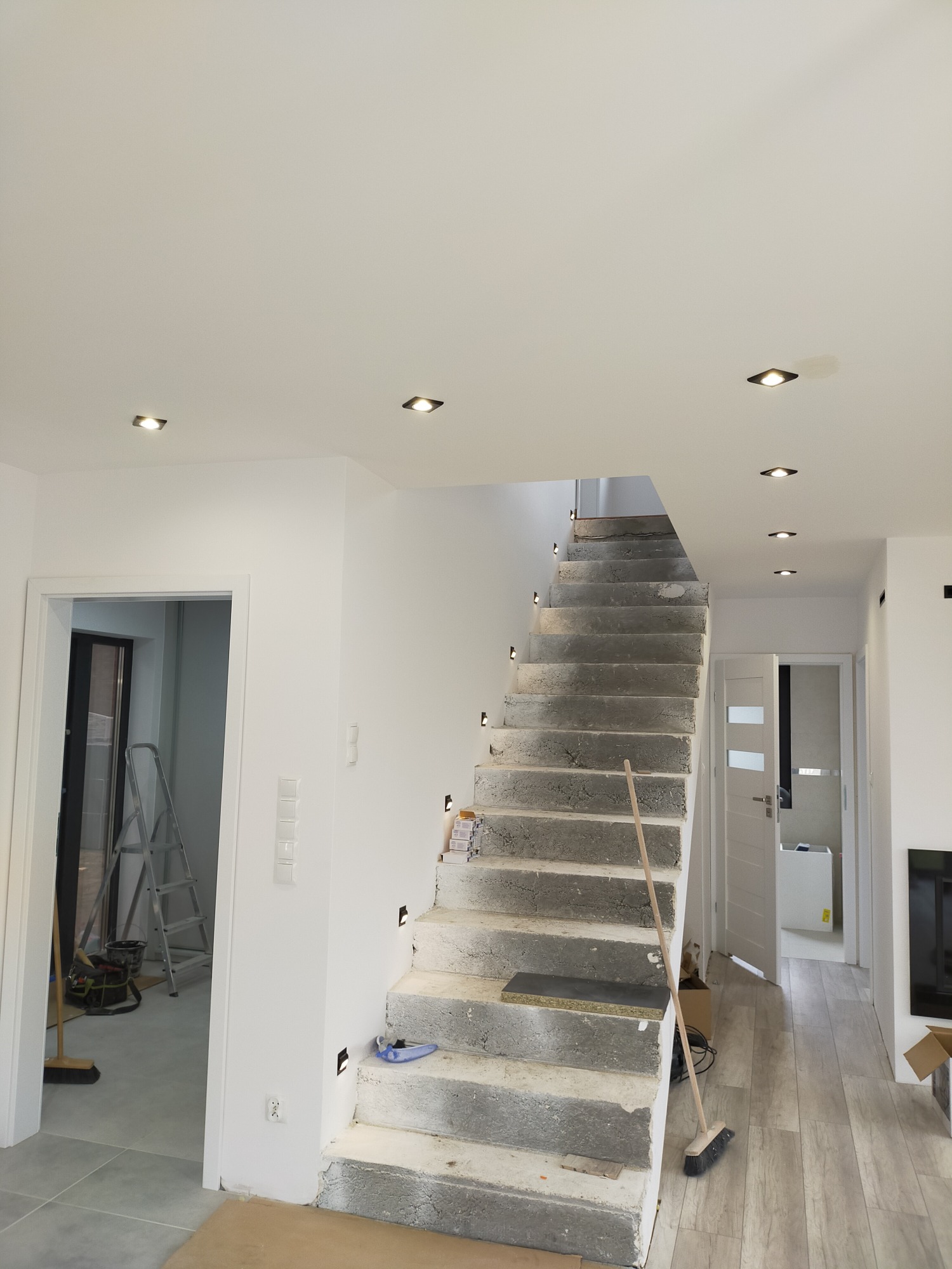 Montaż osprzętu po wykonaniu całej instalacji elektrycznej.