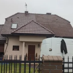 Malowanie dachu po wcześniejszym przygotowaniu podłoża.