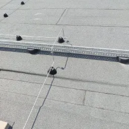 Instalacja odgromowa na dachu budynku wielorodzinnego, pokrycie dachu - papa termozgrzewalna.