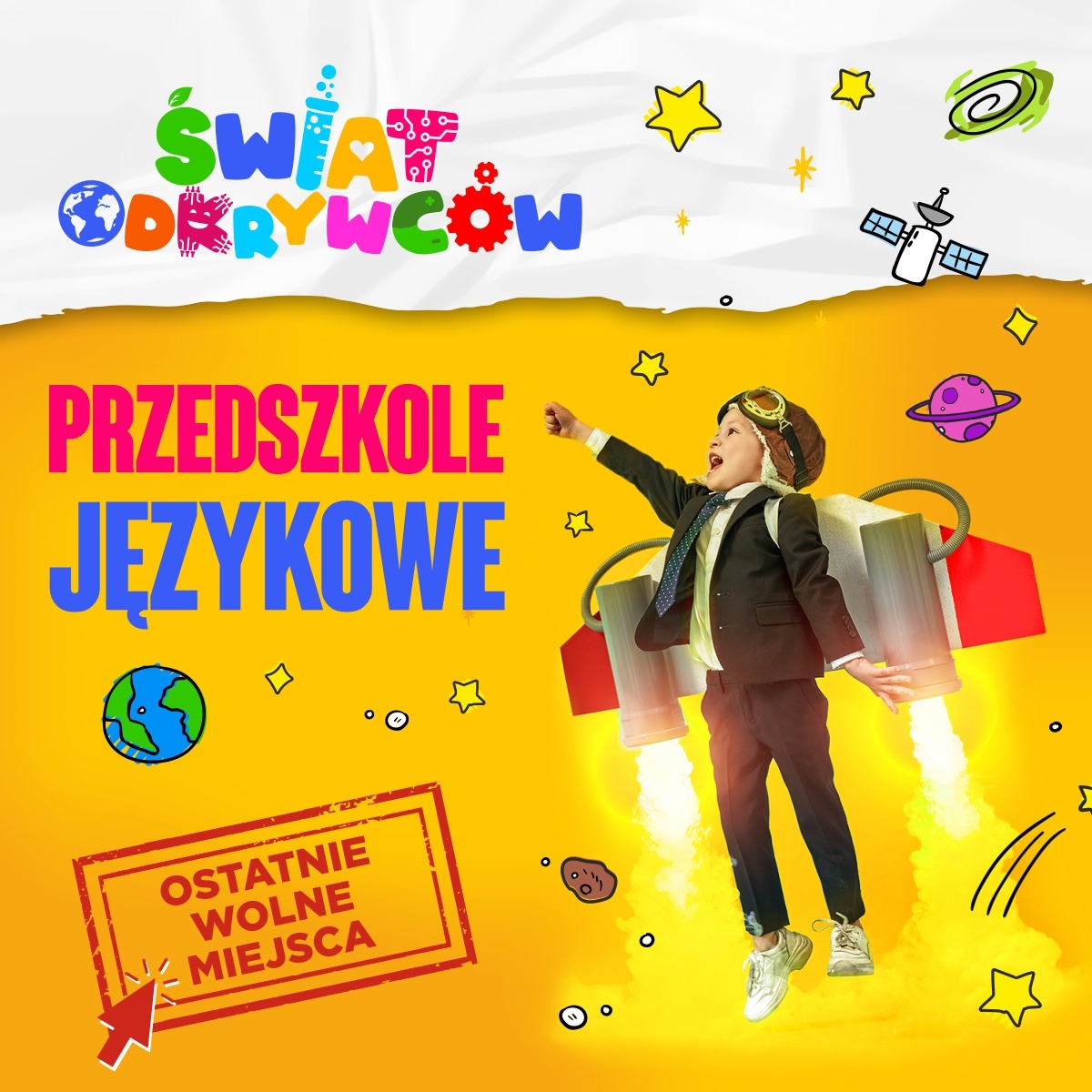 Chłopiec w garniturze i czapce pilota z rakietą na plecach, na tle grafiki z napisem 'Przedszkole Językowe' i elementami kosmicznymi.