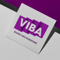 Wizytówka biura rachunkowego Viba z fioletowym logo na białym tle, leżąca na fioletowym arkuszu papieru pod kątem.