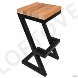 Loftowy hoker barowy z drewnianym siedziskiem i czarną, geometryczną, spawaną konstrukcją metalową.