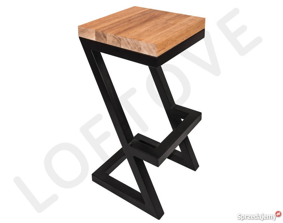 Loftowy hoker barowy z drewnianym siedziskiem i czarną, geometryczną, spawaną konstrukcją metalową.