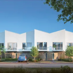 Wizualizacja szeregu nowoczesnych domów z białymi elewacjami o charakterystycznych spadzistych dachach, z balkonami i drewnianymi elementami na parterze, z zaparkowanymi samochodami i zielenią...