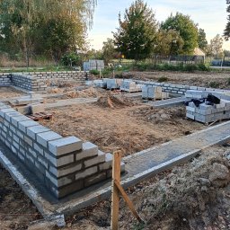 murowanie fundamentu z bloczków betonowych na zaprawie cementowej