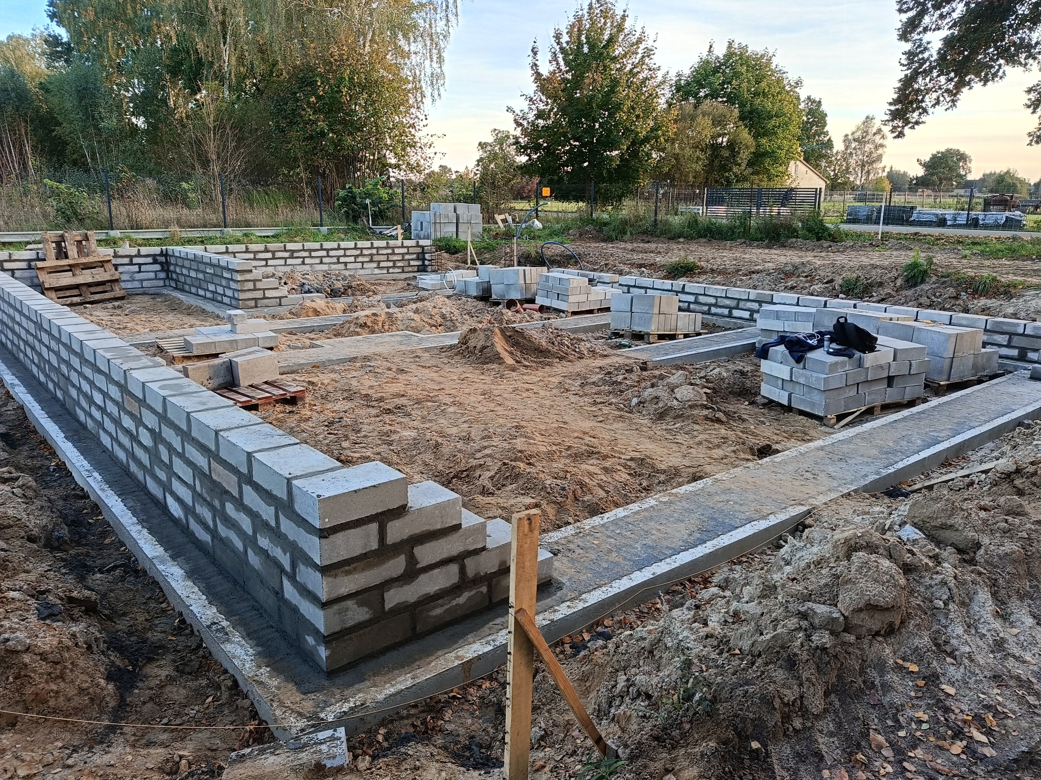 murowanie fundamentu z bloczków betonowych na zaprawie cementowej