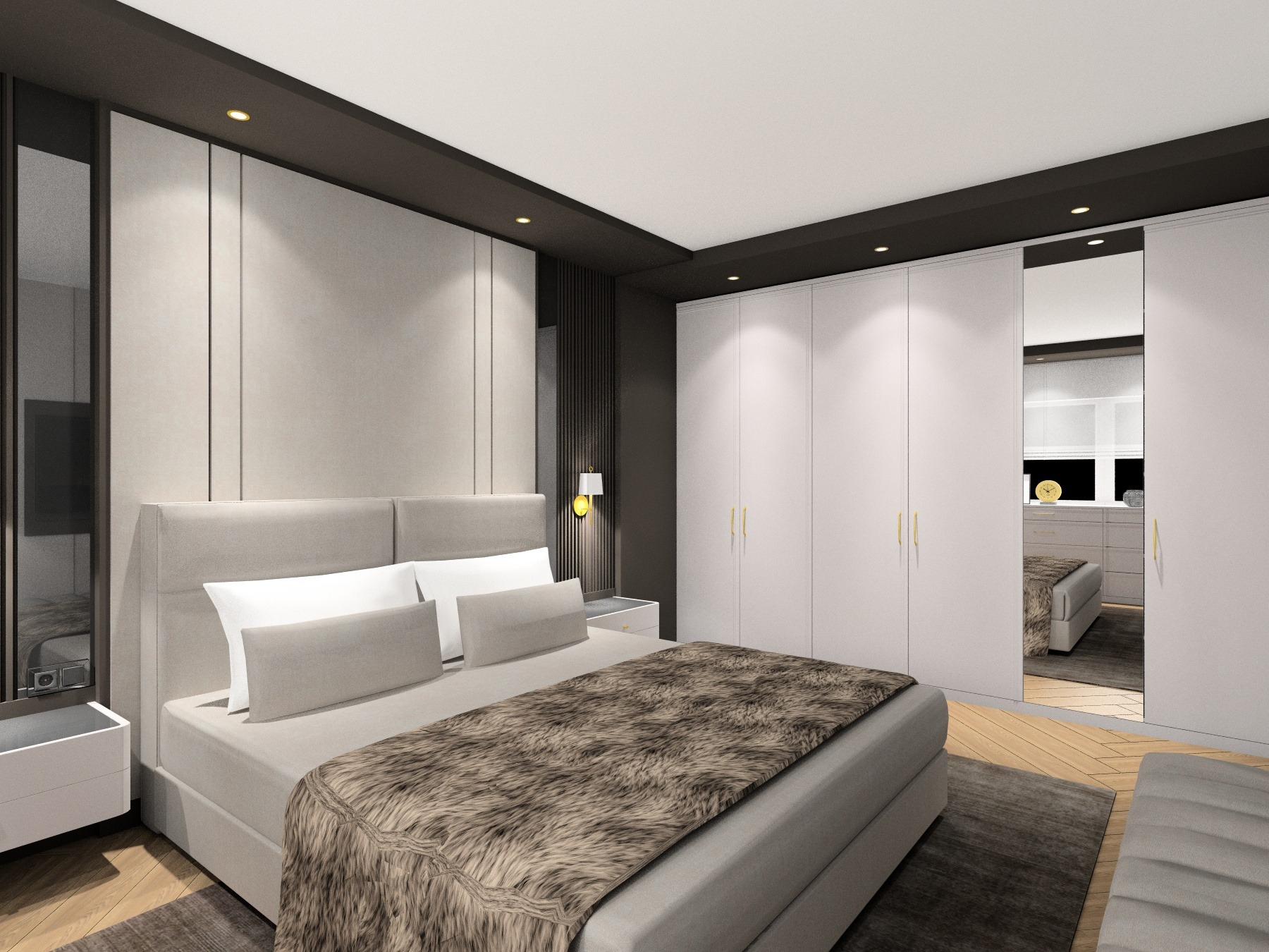 Nowoczesna sypialnia z dużym łóżkiem, beżową tapetą w panelach, białymi szafami z długimi złotymi uchwytami i lustrzanym frontem, oświetleniem punktowym i dywanem w odcieniach szarości.