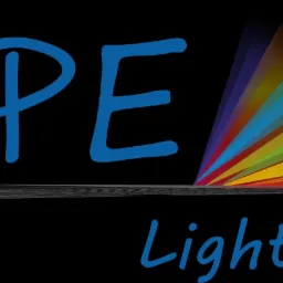 Graficzne logo firmy BPE Lighting z niebieskim napisem i wielobarwną wiązką światła na czarnym tle.