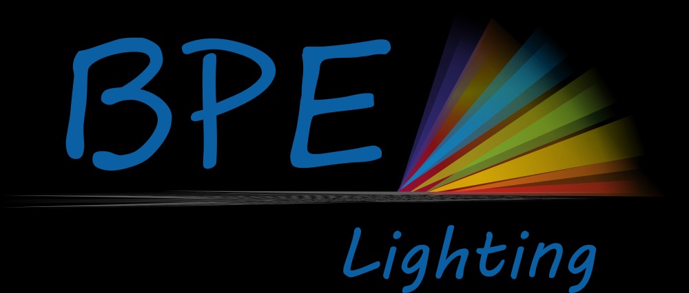 Graficzne logo firmy BPE Lighting z niebieskim napisem i wielobarwną wiązką światła na czarnym tle.