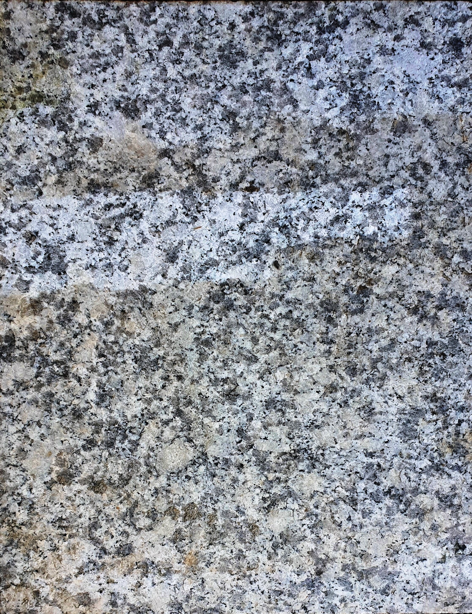 Czyszczenie granitu porowatego metodą laserową.