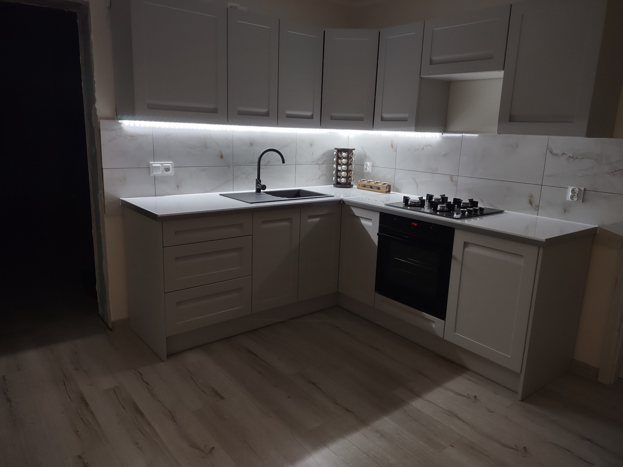 Kuchnia przed i po remoncie wraz z salonem