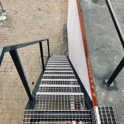 Errementari Adrian Leśniak - Zewnętrzne metalowe schody kratowe z poręczą, widok z góry, teren w Stypułowie.