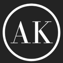 Minimalistyczne logo z białymi literami AK w okręgu na ciemnoszarym tle.