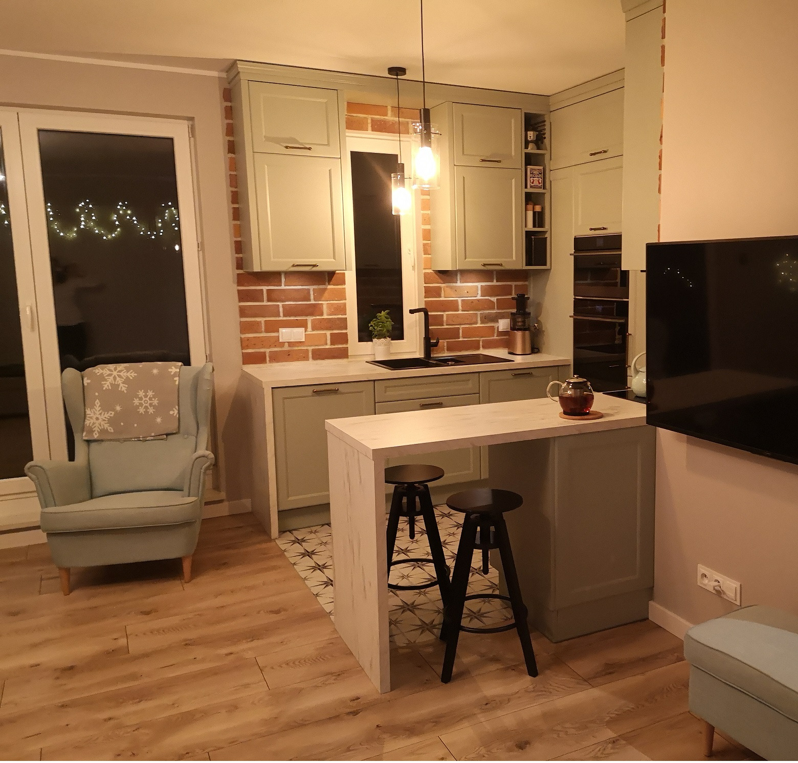 Kuchnia w Stylu Skandynawskim w Delikatniej Zieleni + Złote Uchwyty + Blaty Egger