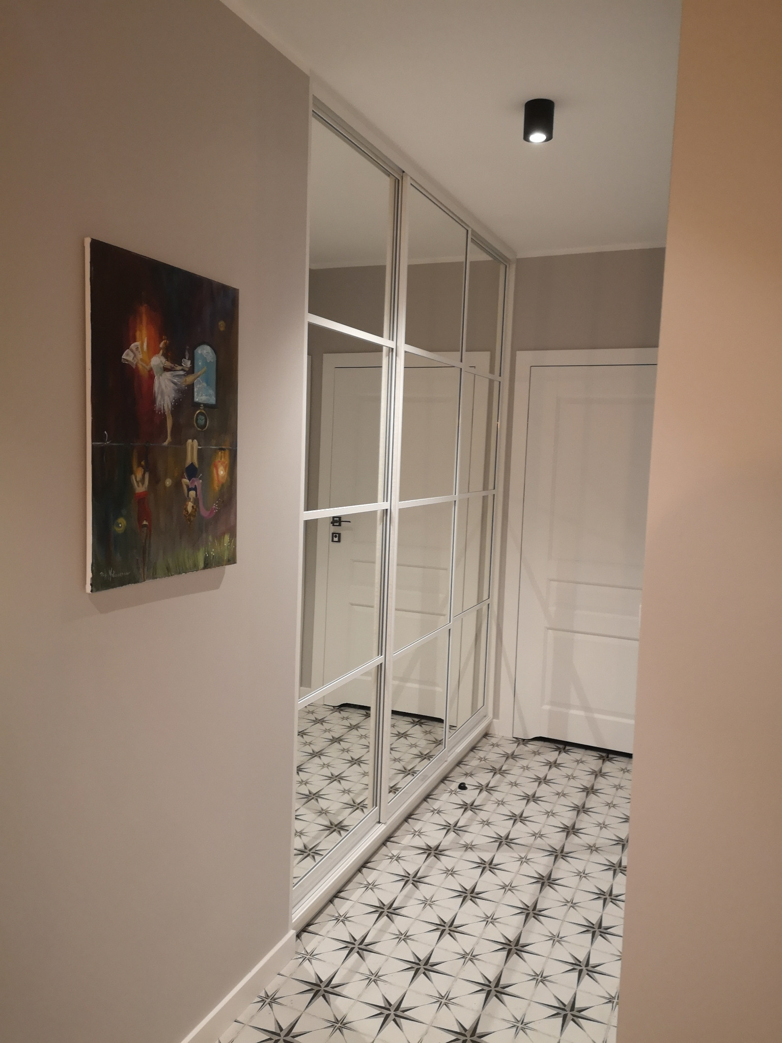 Szafa Wnękowa z Drzwiami Przesuwnymi Dzięki Lustrom Rozjaśnia i Powiększa Wąski Przedpokój