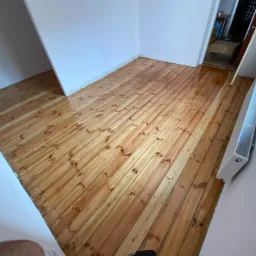 Deska sosnowa po 3 warstwach lakieru chemicznego firmy HartzLack.