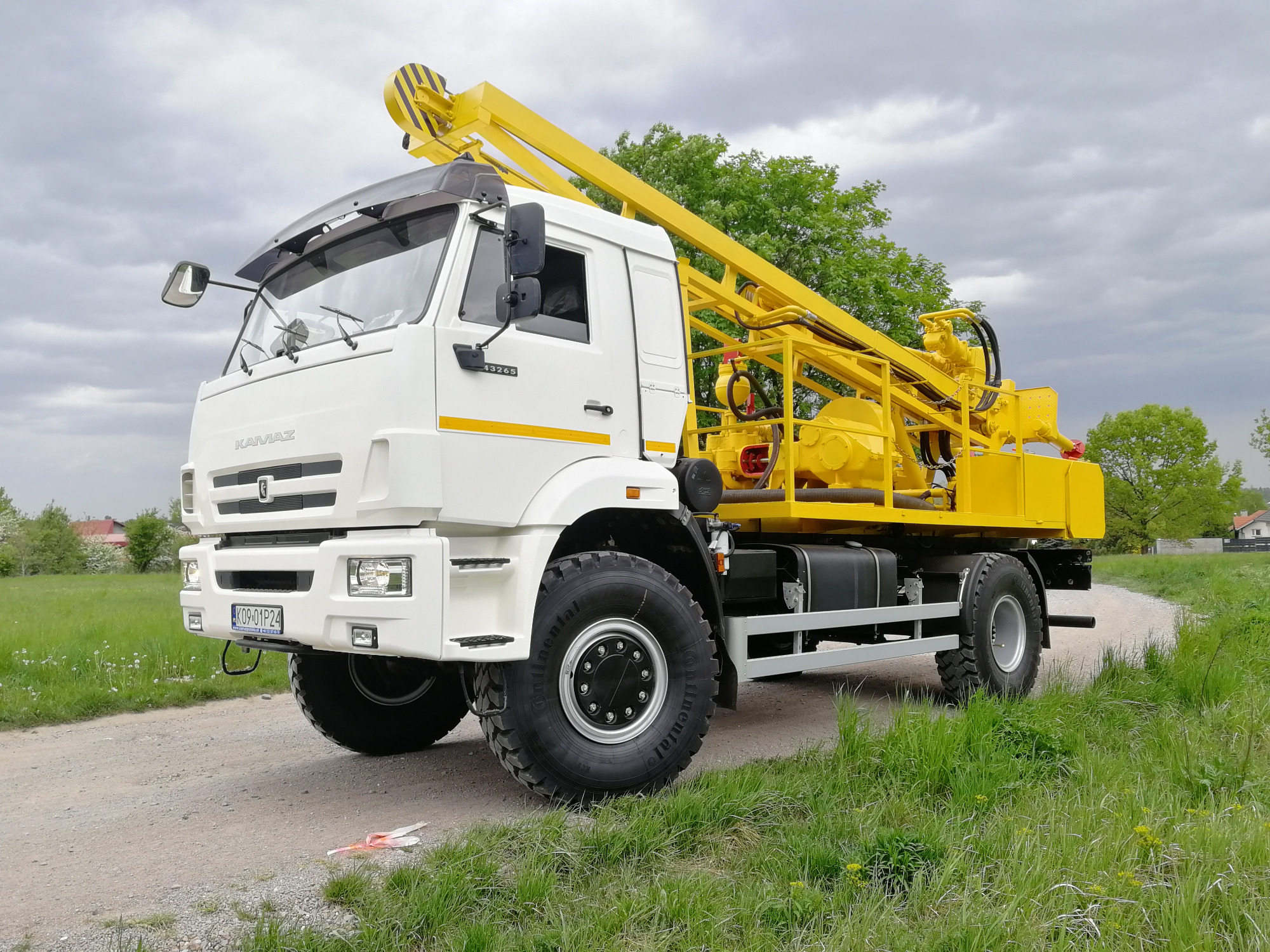 KAMAZ 4x4 wiertnica URB2A2