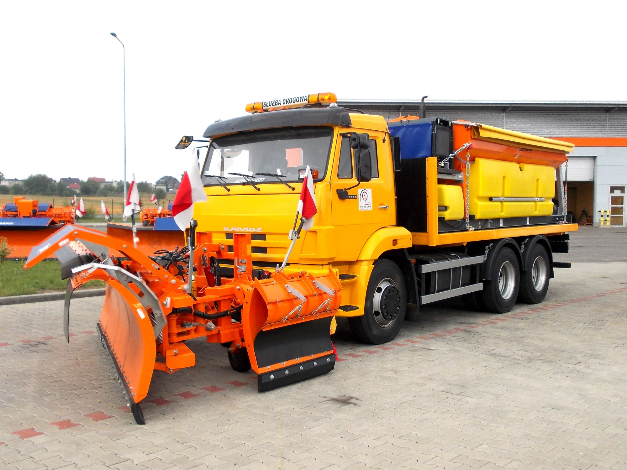 KAMAZ 6x4 do zimowego utrzymania dróg z pługiem autostradowym.