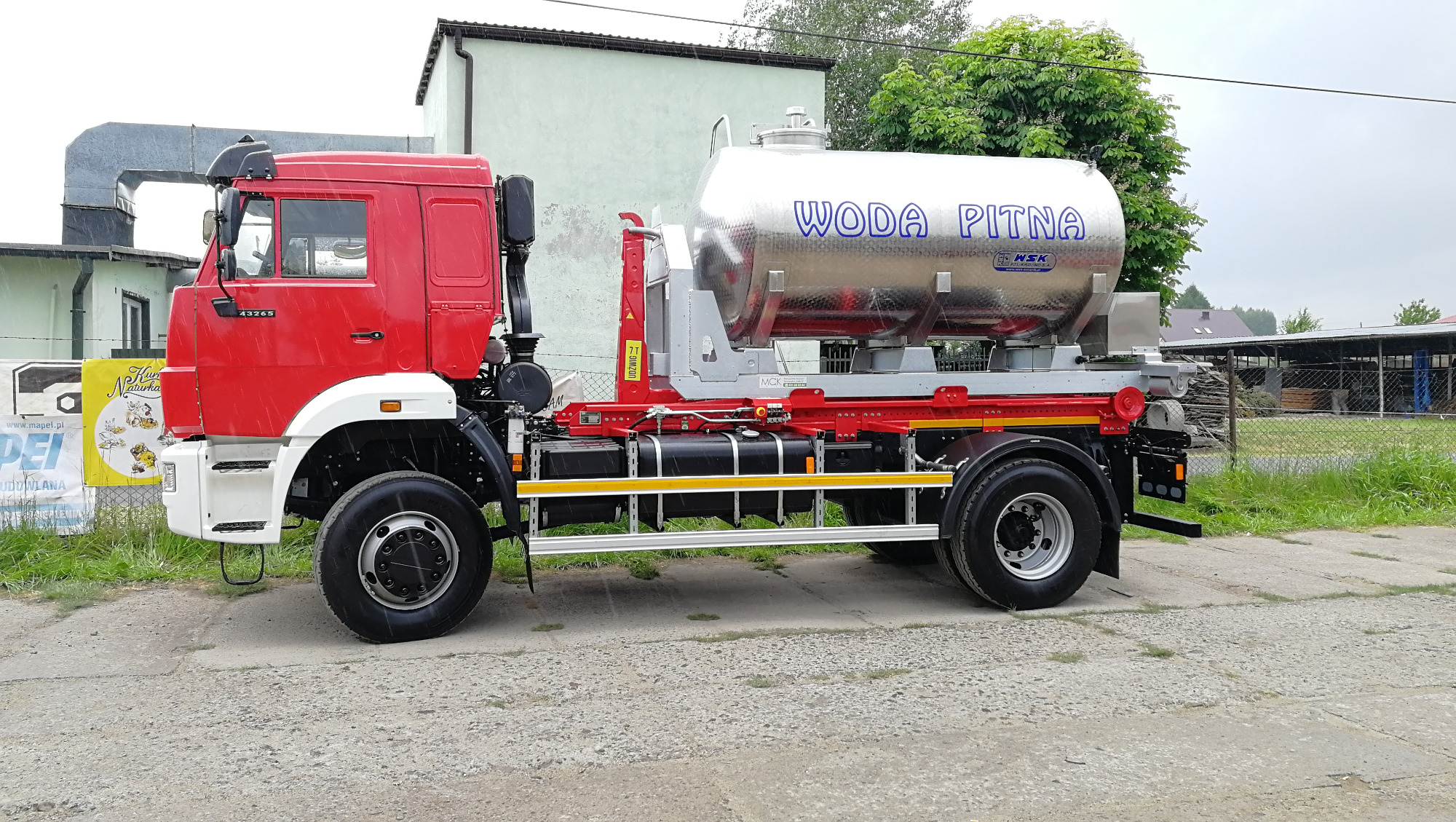 KAMAZ 4x4 beczkowóz, hakowiec