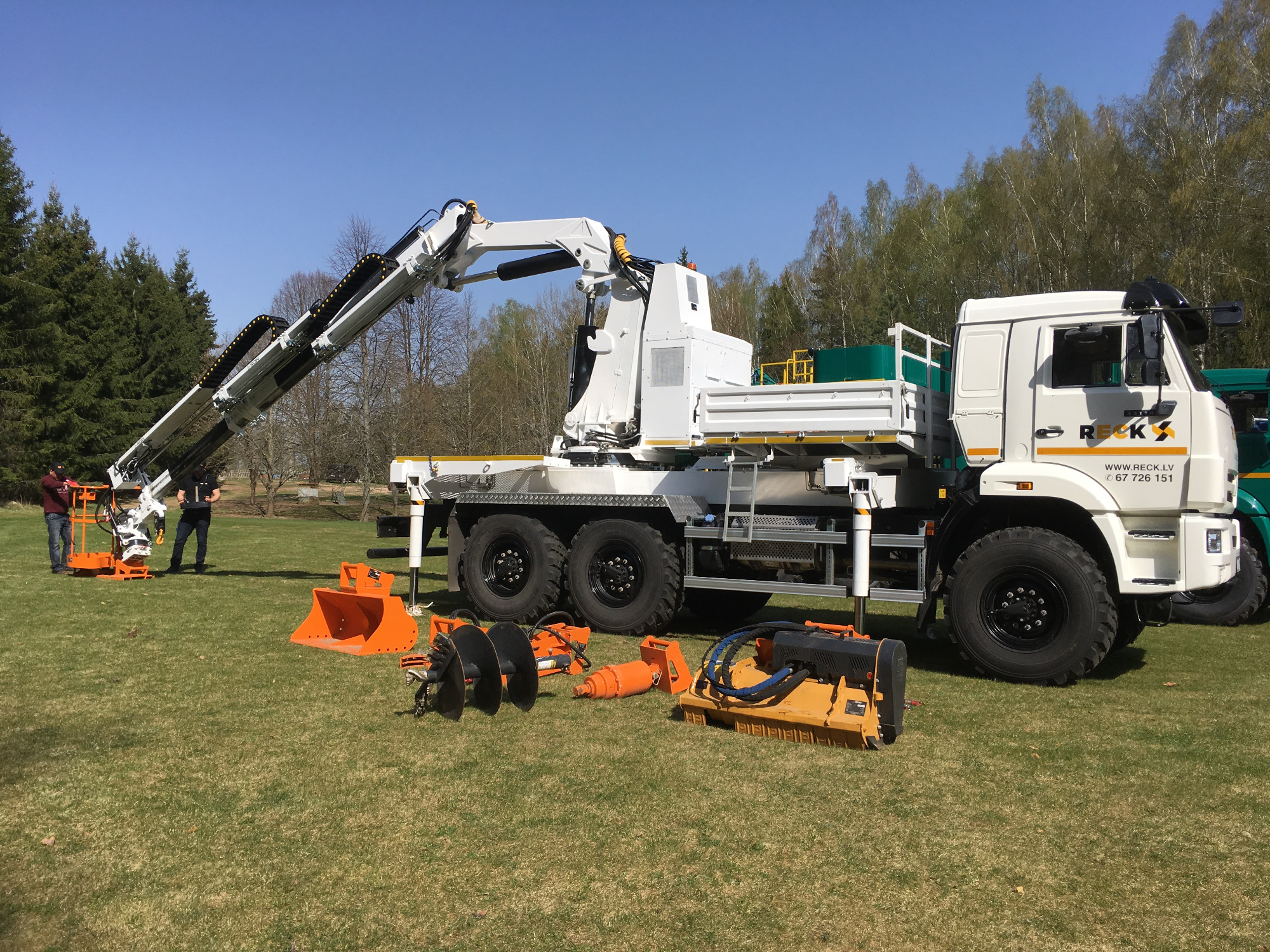 KAMAZ 6x6 specjalistyczny. Wiertnica i dźwig do stawiania słupów