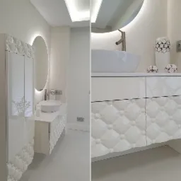 Łazienka z frezowanymi meblami w wykończeniu na wysoki połysk.