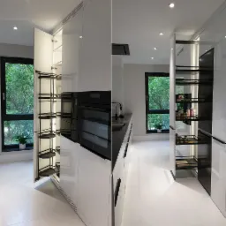 Kuchnia, wysoka zabudowa z wysokimi systemami organizacji przechowywania.