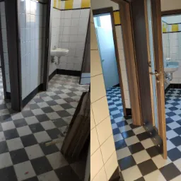 Porównanie stanu łazienki przed i po remoncie: po lewej surowa cegła i zabrudzona podłoga, po prawej odnowiona przestrzeń z biało-czarną szachownicą na podłodze, umywalką i nowymi drzwiami.