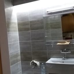 łazienka w 50 letnich blokach (zabudowa rur) z podświetlaniem