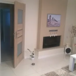 pokój 25 m kw GRES POLEROWANY, kominek el. białe meble IKEA