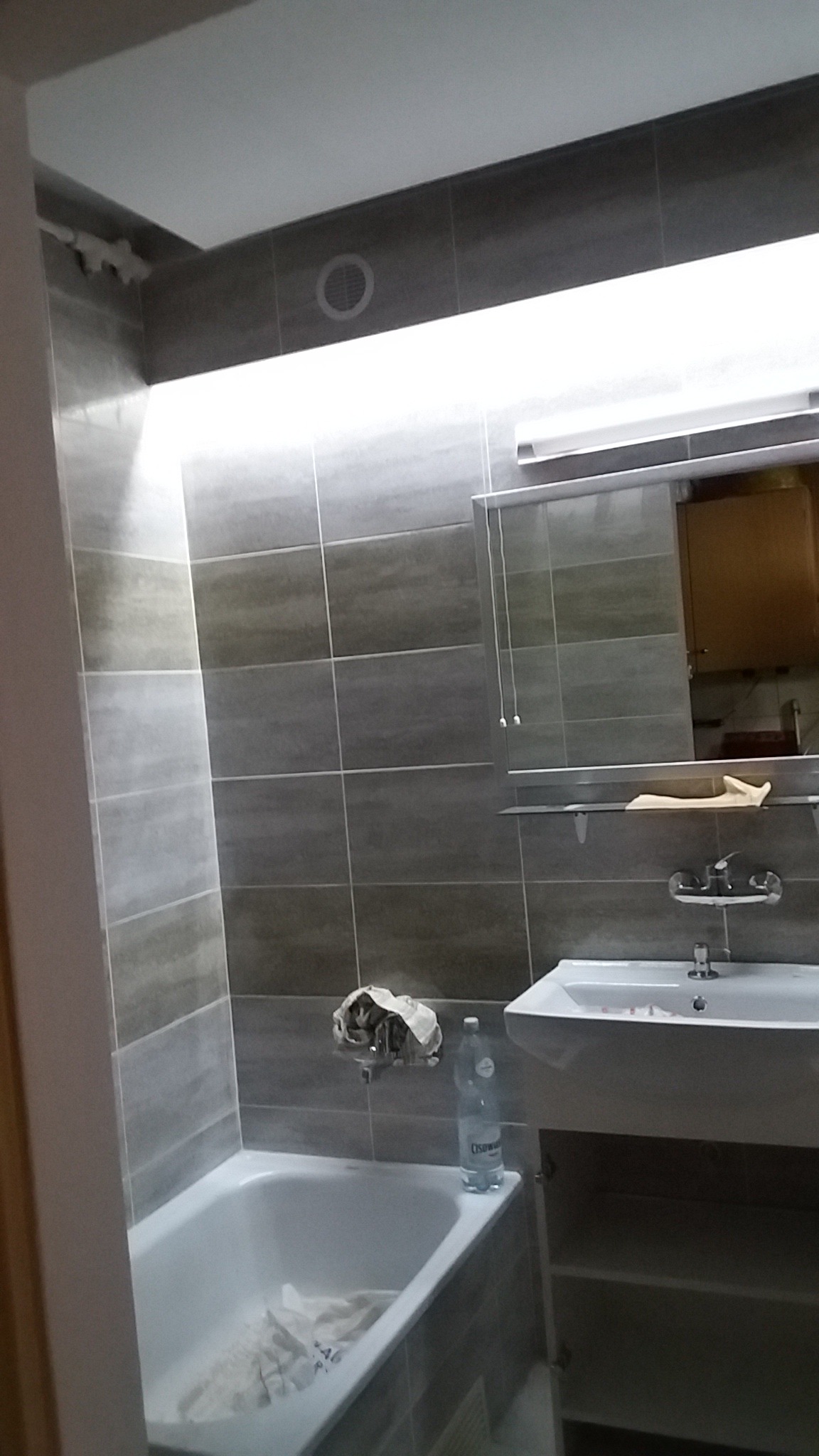 łazienka w 50 letnich blokach (zabudowa rur) z podświetlaniem