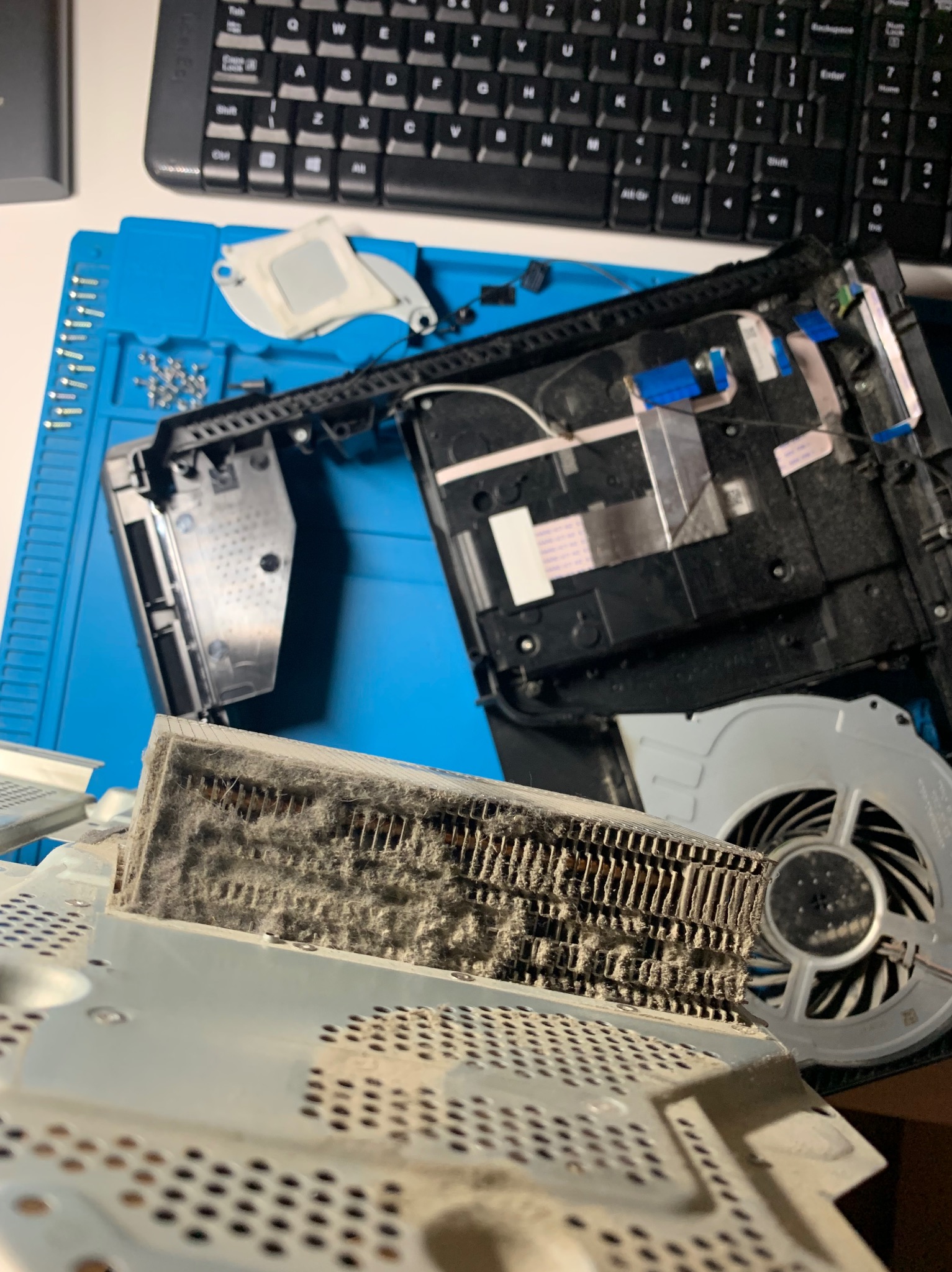 Czyszczenie konsoli PS4 z kurzu