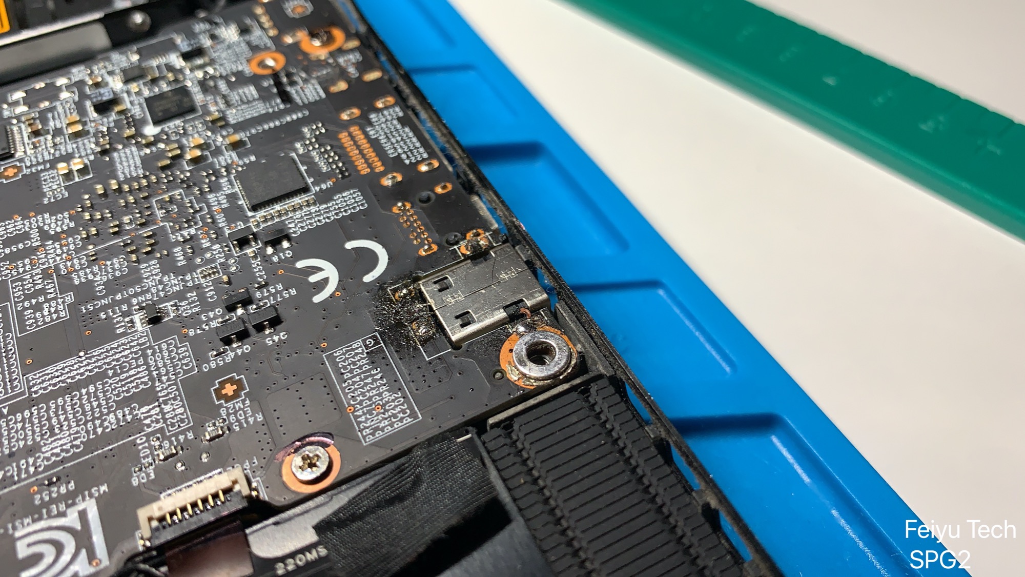 Wymiana uszkodzonego gniazda zasilania.