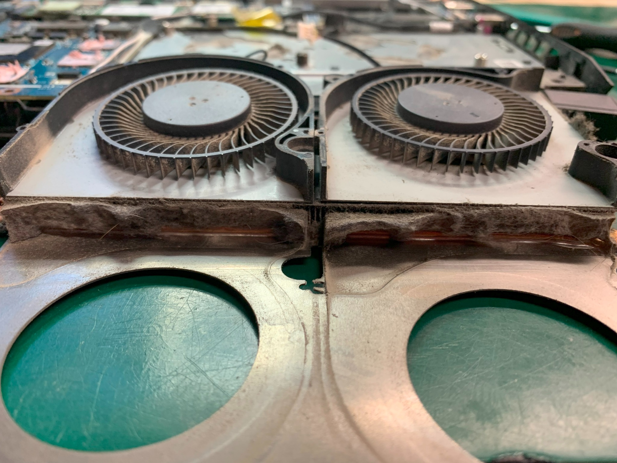 Podczas pracy laptop się wyłącza. Czyszczenie układu chodzenia w laptopie gamingowym.