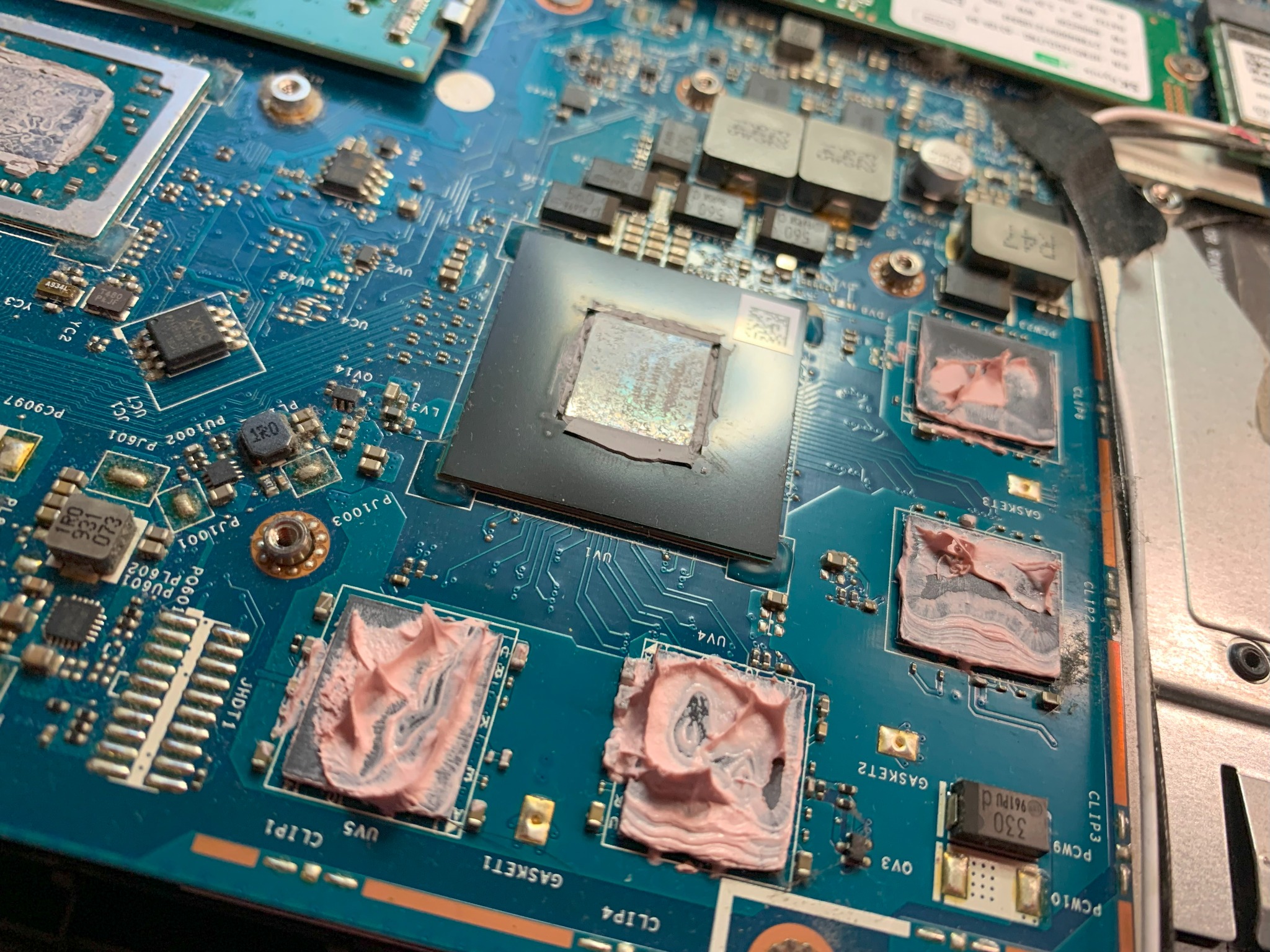 Wymiana termopadów i pasty termoprzewodzącej w laptopie.