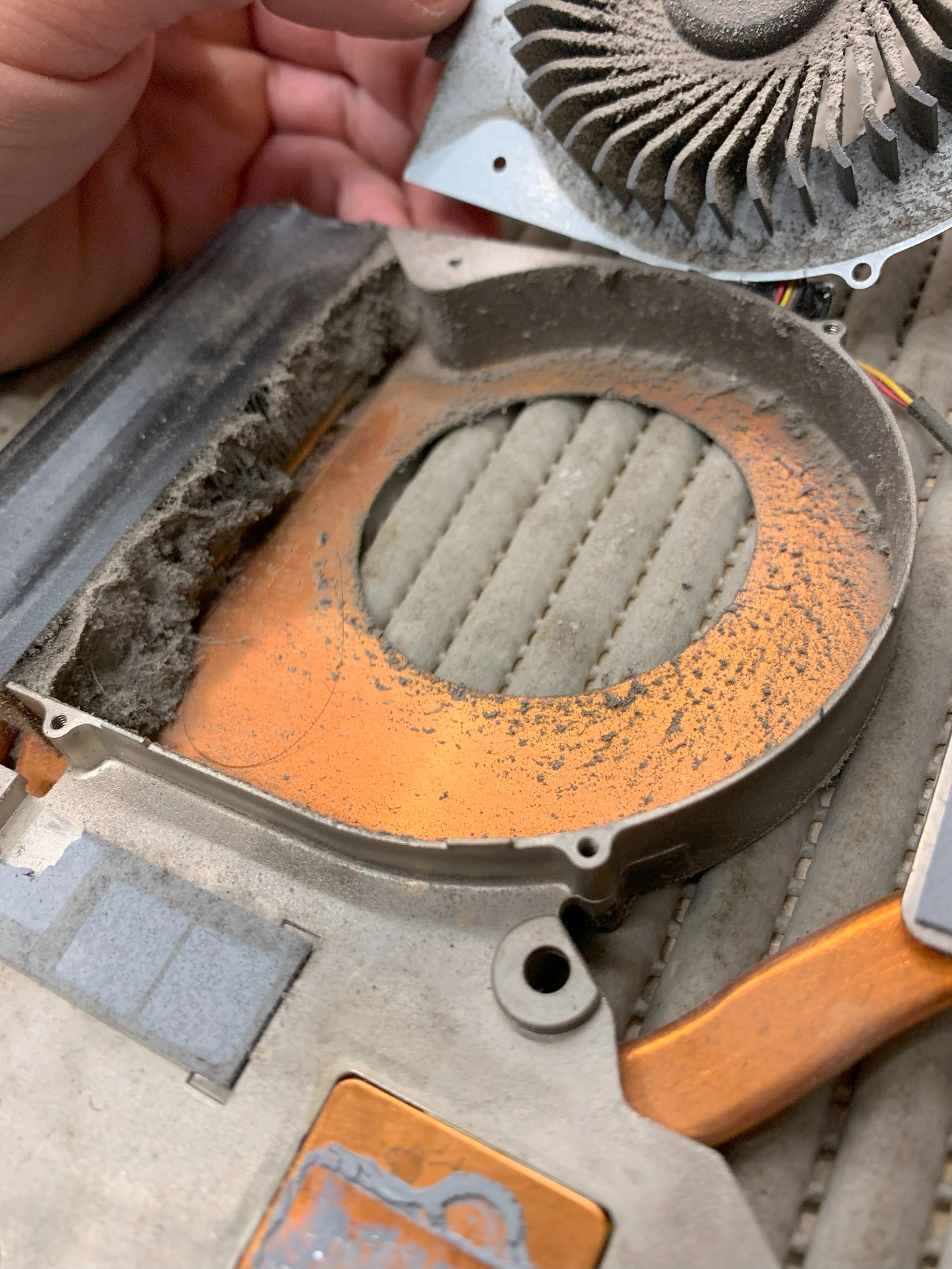 Czyszczenie chłodzenia w laptopie.