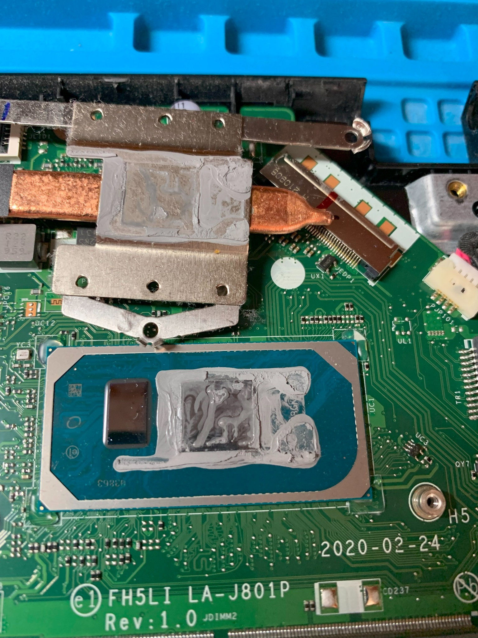 Wymiana pasty termoprzewodzącej w laptopie.