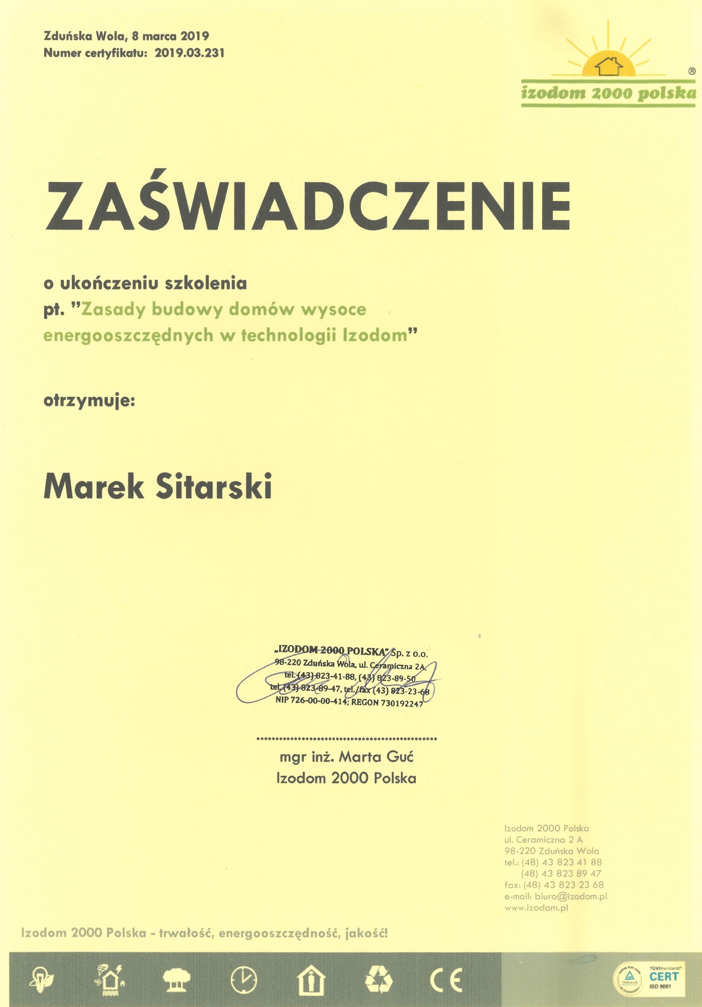 Skan zaświadczenia o ukończeniu szkolenia z zasad budowy domów energooszczędnych w technologii Izodom, wystawionego przez Izodom 2000 Polska dla Marka Sitarskiego, z datą 8 marca 2019 i numerem...
