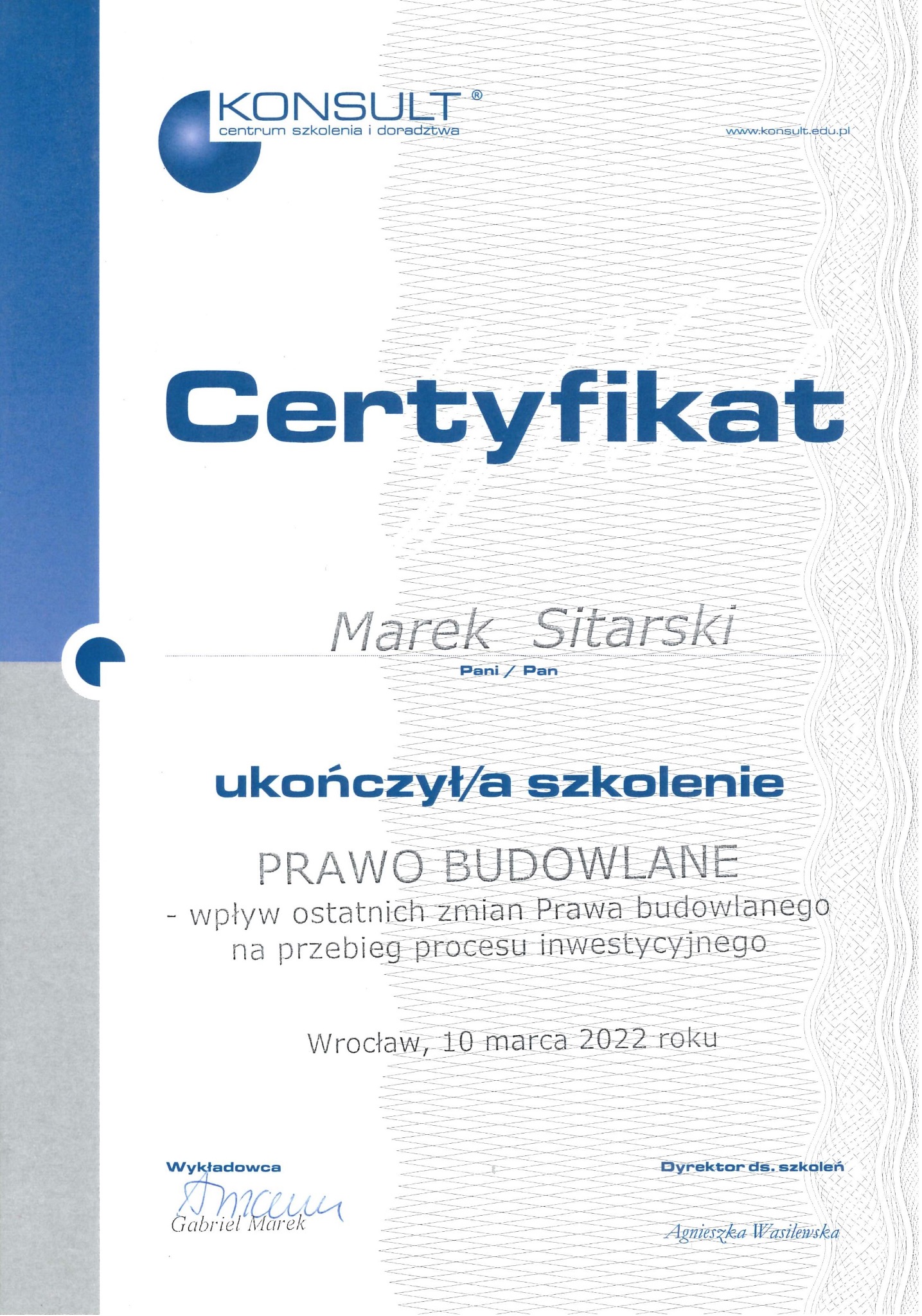 Certyfikat ukończenia szkolenia z Prawa Budowlanego, wydany przez KONSULT, z nazwiskiem Marka Sitarskiego, podpisany przez wykładowcę Gabriela Marka i dyrektora ds. szkoleń Agnieszkę Wasilewską.