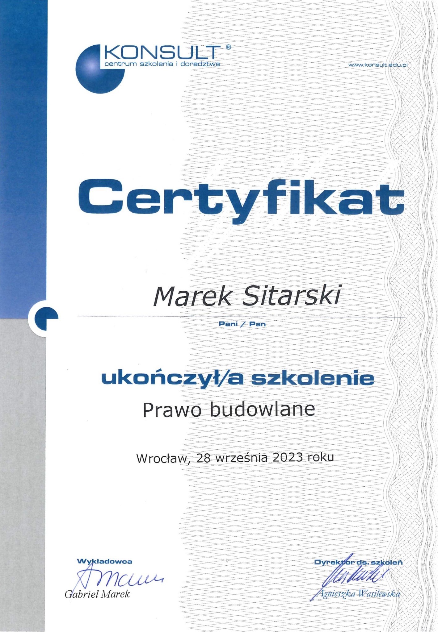 Skan certyfikatu ukończenia szkolenia z zakresu prawa budowlanego przez Marka Sitarskiego, wydany we Wrocławiu, 28 września 2023 roku przez firmę Konsult.