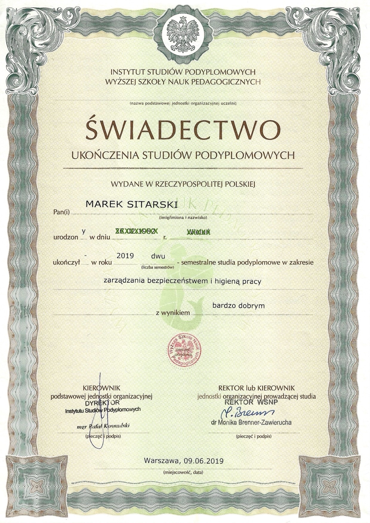 Skan świadectwa ukończenia studiów podyplomowych z zakresu zarządzania bezpieczeństwem i higieną pracy, wydanego w Warszawie, 09.06.2019, opatrzone pieczęciami i podpisami dyrektora oraz rektora WSNP.