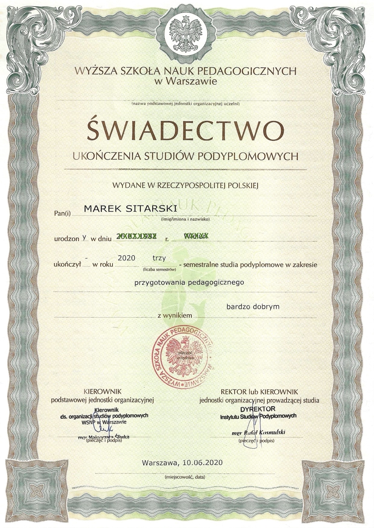 Skan świadectwa ukończenia studiów podyplomowych w Wyższej Szkole Nauk Pedagogicznych w Warszawie, wydanego w 2020 roku na nazwisko Marek Sitarski, z pieczęciami i podpisami kierownika jednostki...